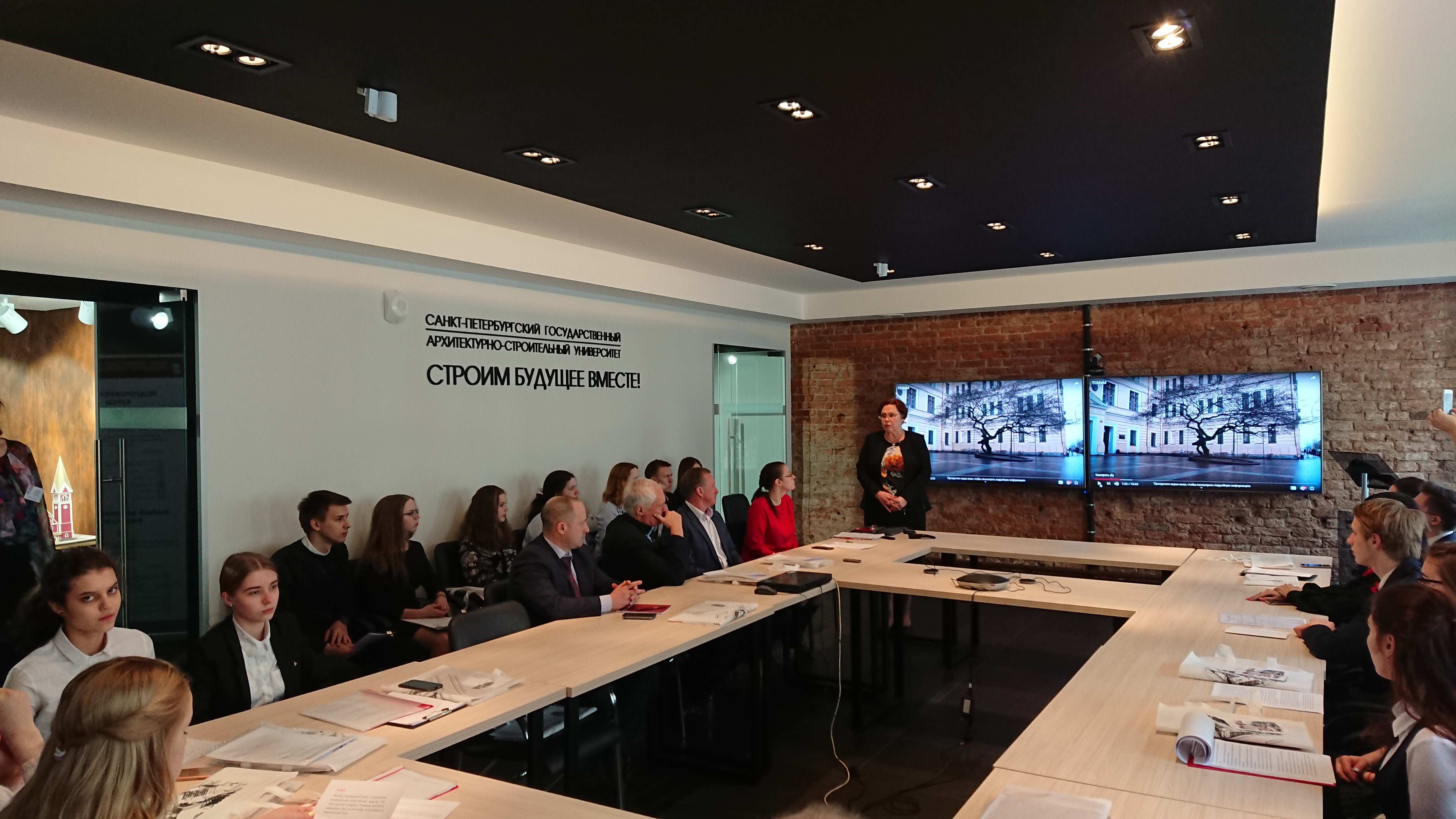 Луговская приветствует